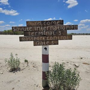 Schild vom Flughafen in Botswana im Savuti Gebiet