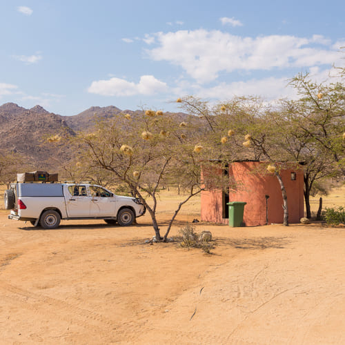 ein parkendes auto in namibia in der wüste