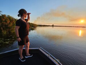 Mokoro-Fahrt im Okavango Delta bei Sonnenuntergang kleingruppenreisen afrika