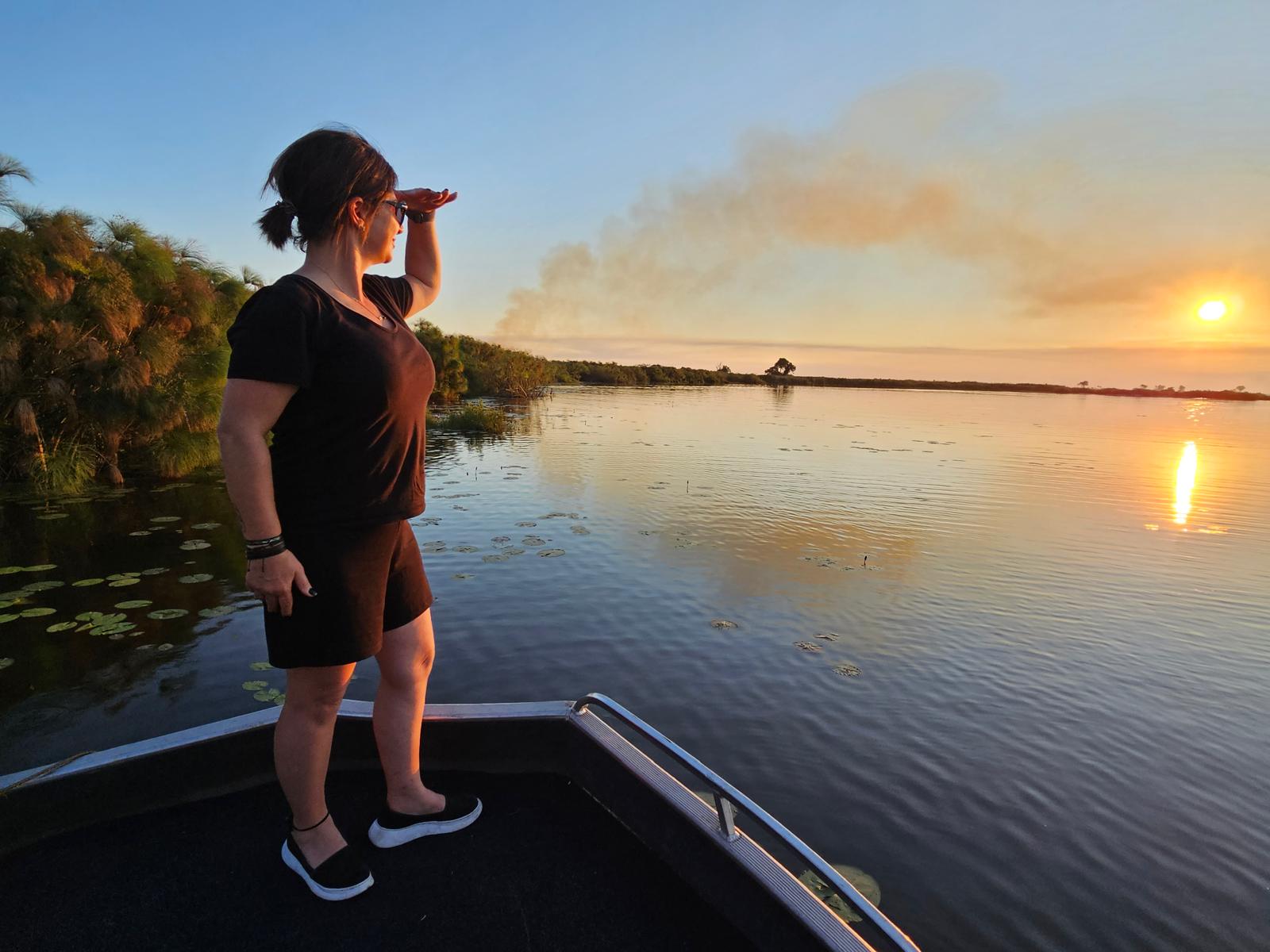 Mokoro-Fahrt im Okavango Delta bei Sonnenuntergang