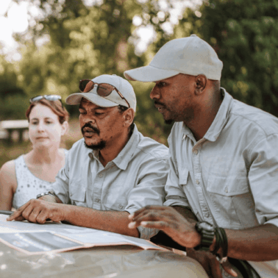 Afrika Reisen, Botswana Safari Okavango Delta Kleingruppenreise (1) Afrika Reisen. Botswana Kleingruppe, Guides erklären